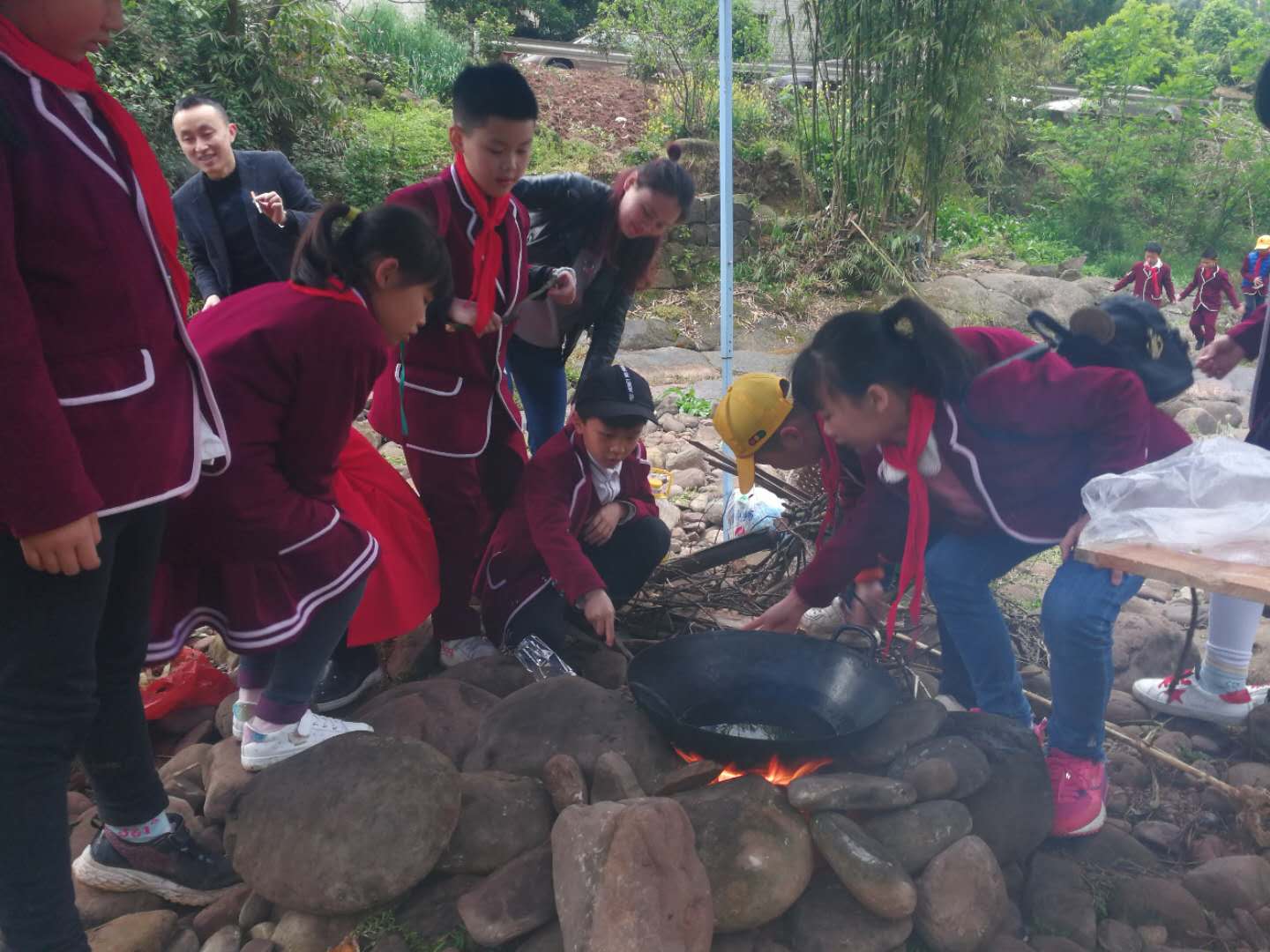 雷火电竞首页-好开心！汉丰一校四年级六班这群小朋友踏春出游，感受...(图6)