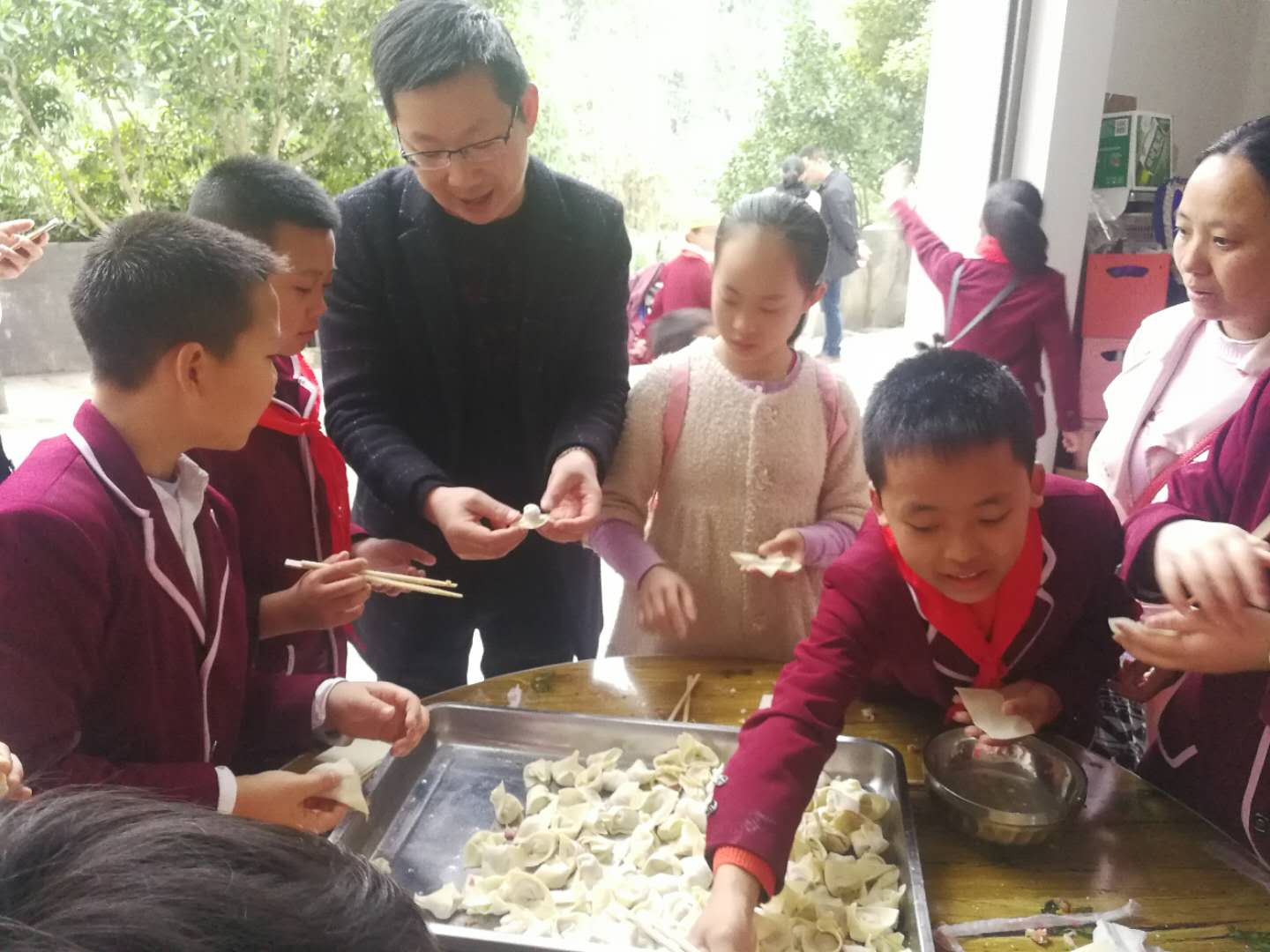 雷火电竞首页-好开心！汉丰一校四年级六班这群小朋友踏春出游，感受...(图5)