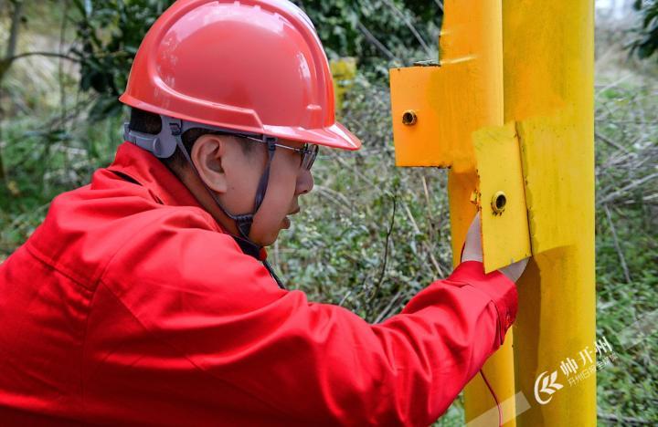 南雅镇大山里的一抹“石油红”，开州采输气作业区巡管工‘泛亚电竞官方入口’(图5)