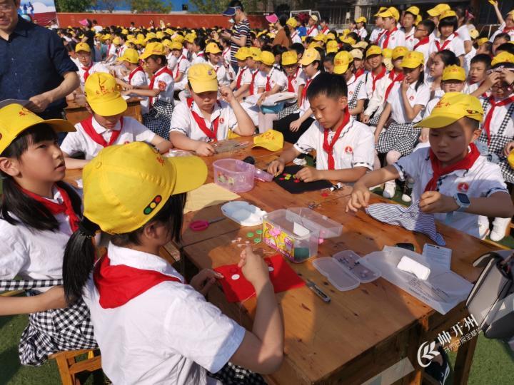 “半岛官网App下载”4月26日，汉丰一校的学生在校园来了一场生活技能大比拼(图4)