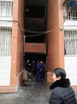 ng体育官网app_开州平桥一居民在楼道口充电酿后果，烧了两楼(图1)