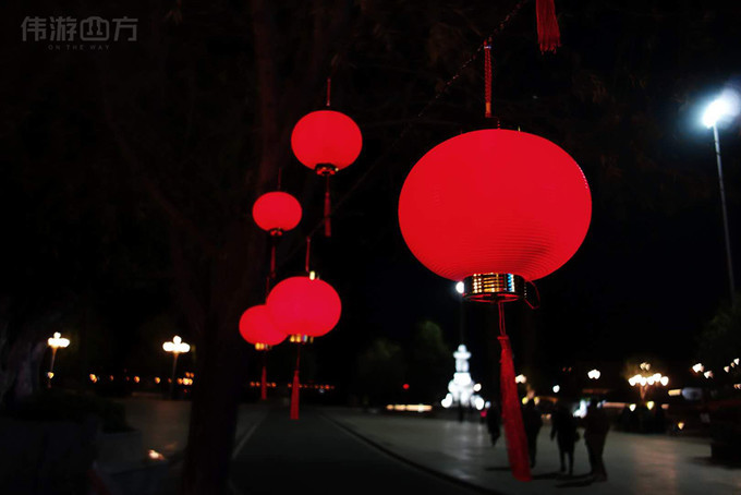 半岛官网App下载-夜幕下的汉丰湖，灯火阑珊、亦静亦动，别有一番情调！(图5)