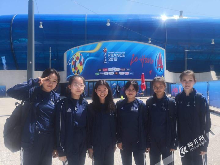 江南JN体育登录入口-汉丰五校女孩亮相法国女足世界杯，她是护旗手！(图4)