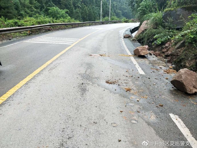 受强降雨影响，三汇口杨柳关路段有落石！过往车辆和人注意安全|云开·全站APPkaiyun(图4)