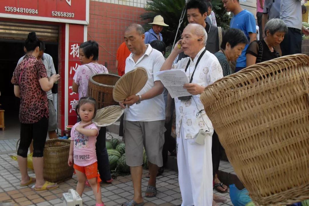 唱花鼓、打快板,85岁退休教师谭会中，环保做的很特别-im电竞官方网站(图2)