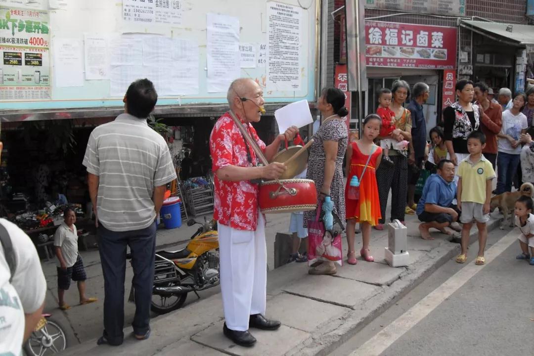 唱花鼓、打快板,85岁退休教师谭会中，环保做的很特别-im电竞官方网站(图3)