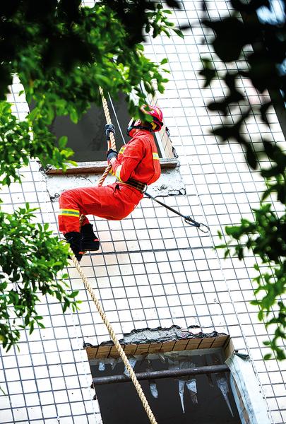 Kaiyun官方网|开州的消防员也太帅了吧！大热天的训练都是为了大家的安全！(图2)