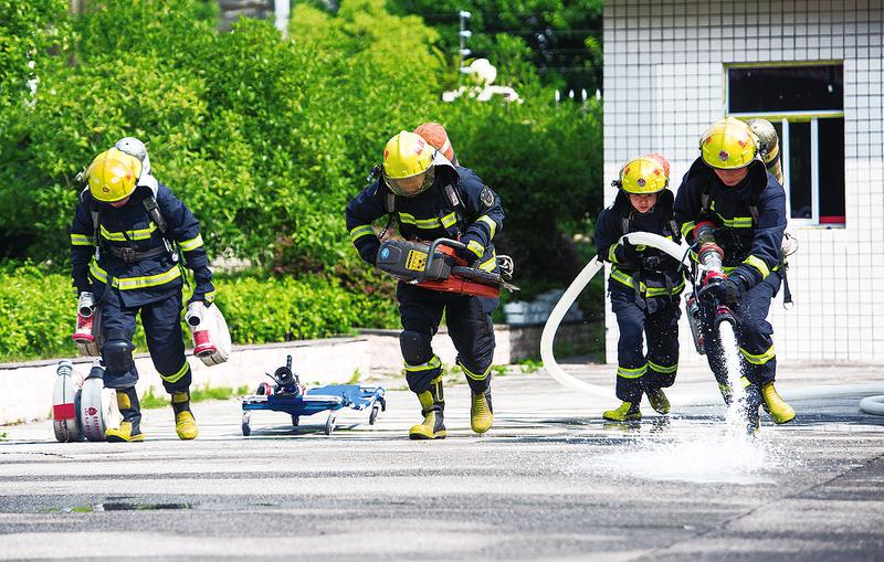 Kaiyun官方网|开州的消防员也太帅了吧！大热天的训练都是为了大家的安全！(图4)