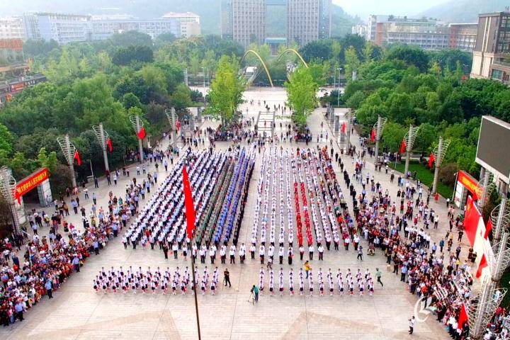 【半岛彩票官网下载安装】开州区举行庆祝中华人民共和国成立70周年升国旗仪式