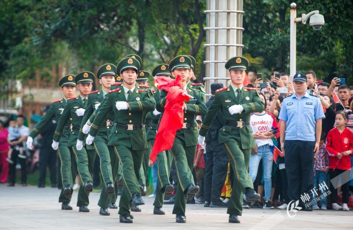 【半岛彩票官网下载安装】开州区举行庆祝中华人民共和国成立70周年升国旗仪式(图5)