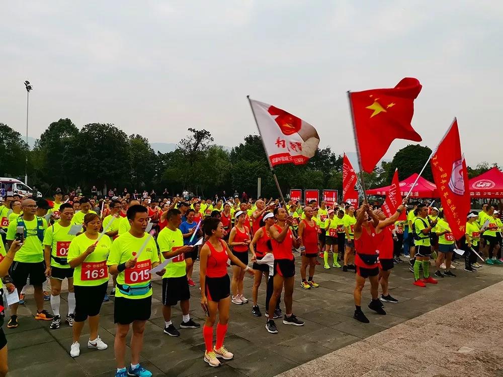 环球体育app在线登录：为祖国而跑 · 2019年环重庆城市马拉松接力 (开州站)成功接力！(图7)
