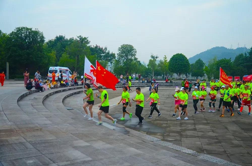 环球体育app在线登录：为祖国而跑 · 2019年环重庆城市马拉松接力 (开州站)成功接力！(图11)