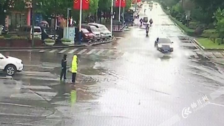 im电竞官方网站入口-暖心！暴雨中的江北街路口上演了一起暖心故事(图6)