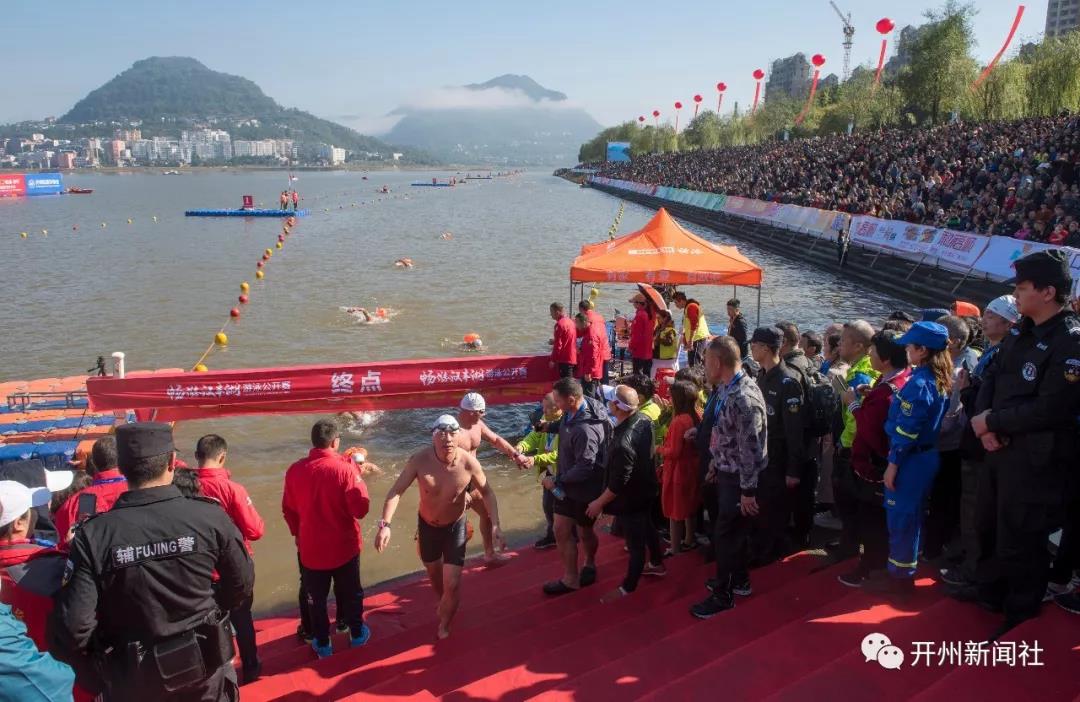 雷火电竞首页：1300名运动员畅游开州汉丰湖，比赛名次出来了！(图4)