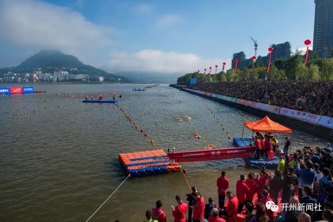 雷火电竞首页：1300名运动员畅游开州汉丰湖，比赛名次出来了！(图10)