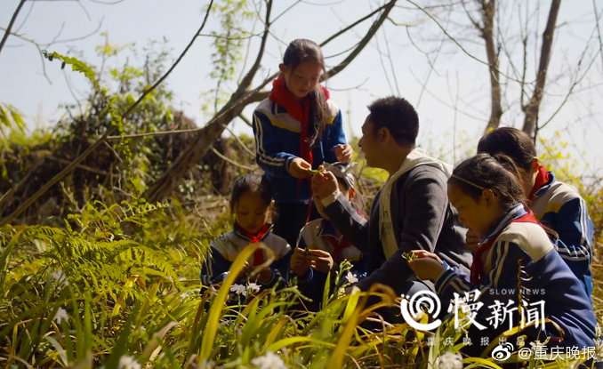 泛亚电竞官方入口_把各种废旧材料搬到课堂上，开州这位乡村美术老师很牛!(图3)