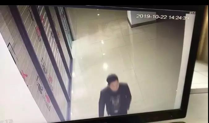 半岛官方下载地址-变态！开州一男子溜进女厕所偷拍，边拍边口出污语，实在太嚣张！(图3)