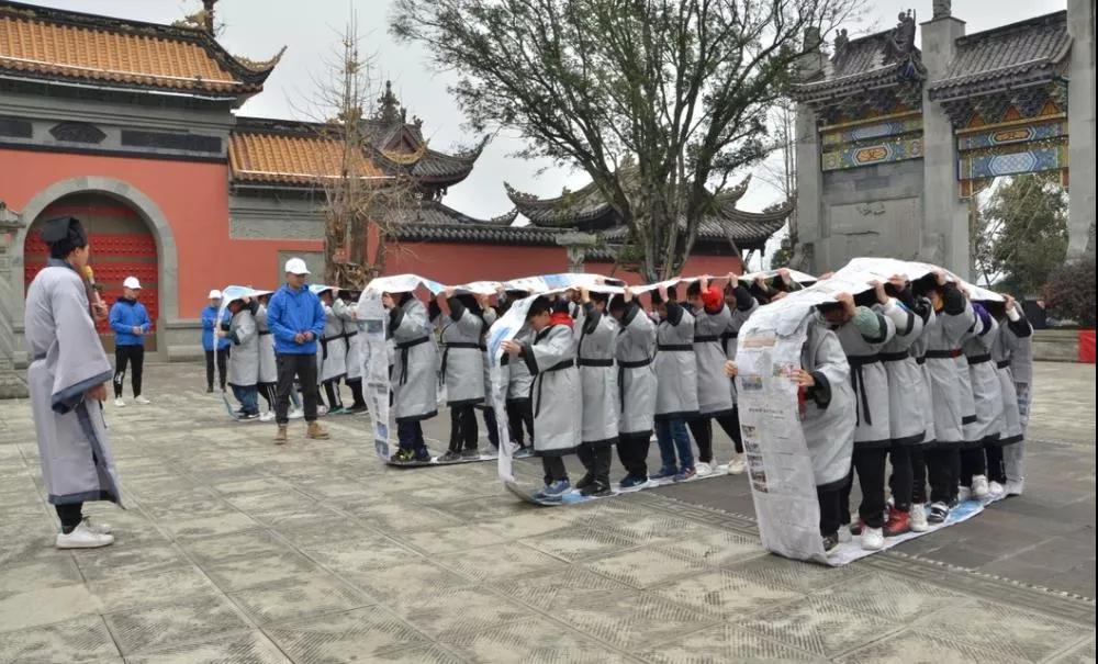 举子园来了群穿古装的孩子，写字、玩游戏，还射箭……【雷火电竞官方网站】(图9)