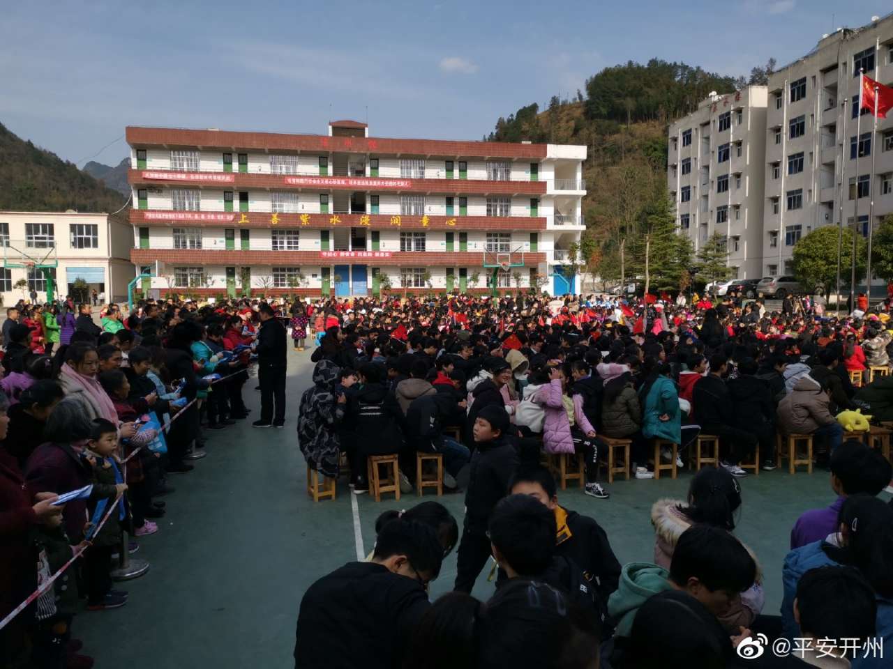 ‘雷火电竞在线登录官网’紫水小学操场好热闹，派出所也来做反诈宣传了(图2)