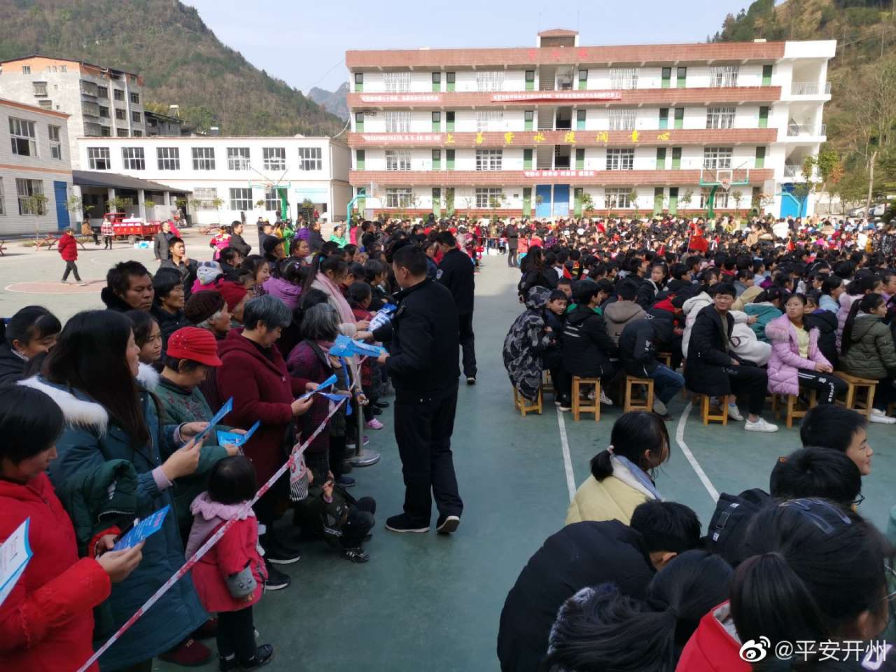 雷火电竞首页|紫水小学操场好热闹，派出所也来做反诈宣传了(图3)