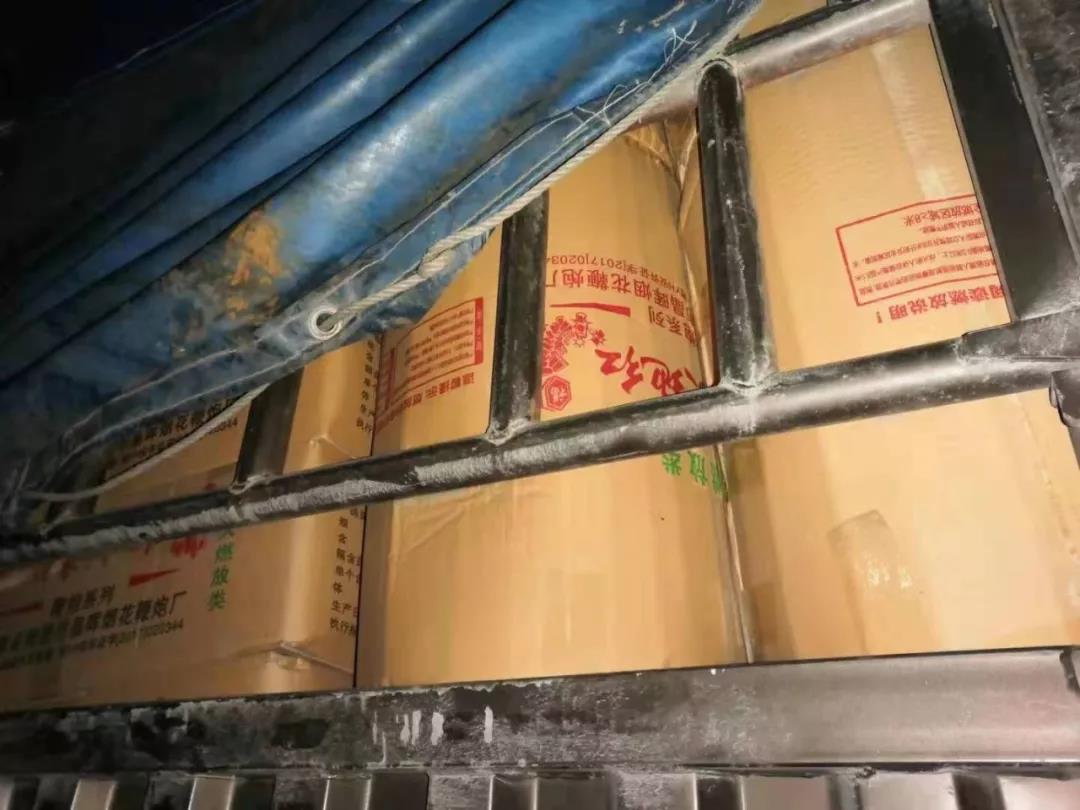 江南JN体育登录入口_开州警方查获一起非法运输烟花爆竹，一货车运输661箱(图3)