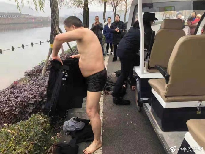 今天中午，一男子在汉丰湖跳湖轻生……|hq体育官方网站(图2)