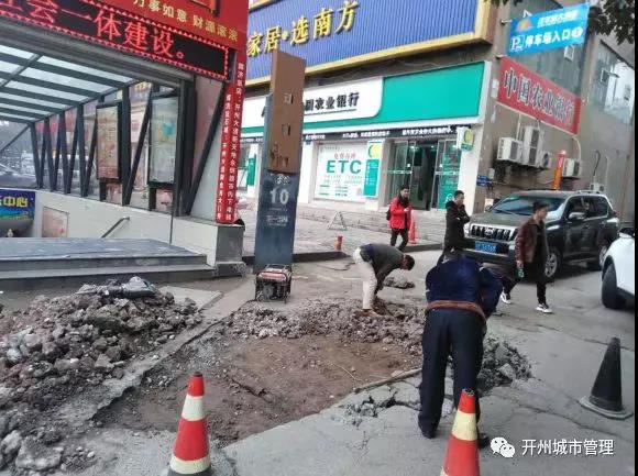 【雷火电竞在线登录官网】富厚街这里路面损坏了，一下雨就飚水，行车过路都很不方便！(图2)