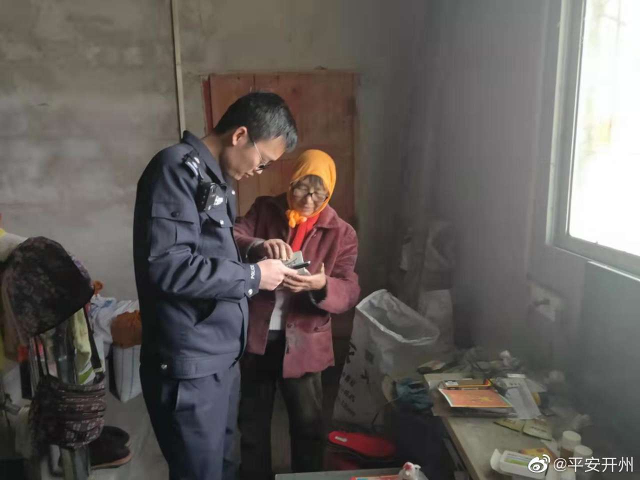 开州临江：警察叔叔大包小包走进了一位大娘家…‘江南JN体育登录入口’(图2)