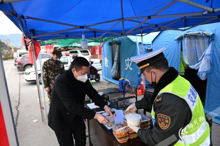 “泛亚电竞”开州区爱心人士组团送“温暖”，定制“爱心盒饭”助抗疫(图7)