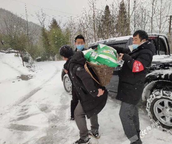 战“疫”身影丨山区防疫一线战士风雪执勤保平安，守好开州“北大门”_best365官网登录入口(图4)