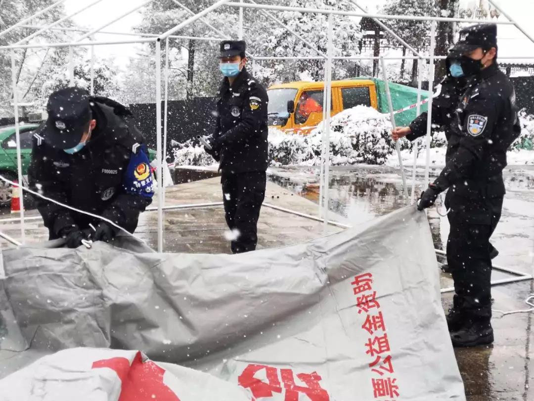 ‘kaiyun官方注册’风雪之中，开州警服蓝、荧光绿一直在(图6)