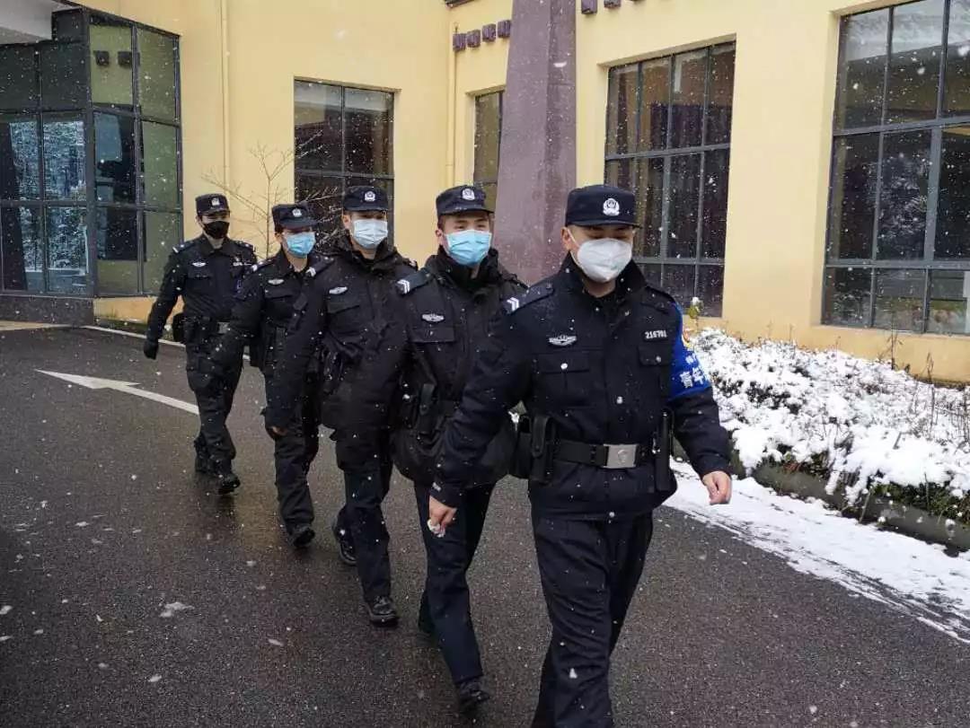 ‘kaiyun官方注册’风雪之中，开州警服蓝、荧光绿一直在(图7)