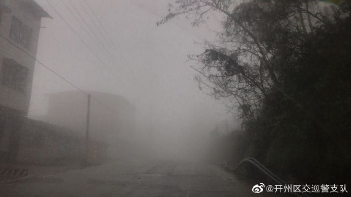 开元体育官网登录入口下载_雨雾天气，开州区长沙镇某一路段处有大雾，能见度50米，(图1)