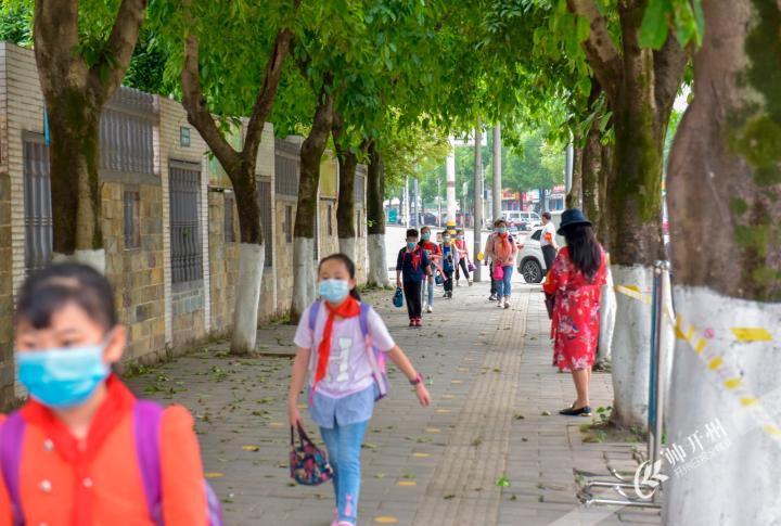 小学1-3年级今天报到！她们是开州第三批复课的！【雷火电竞在线登录官网】(图3)