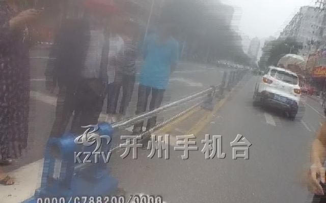 开州老大爷过马路，被小车撞飞！-泛亚电竞官网(图2)