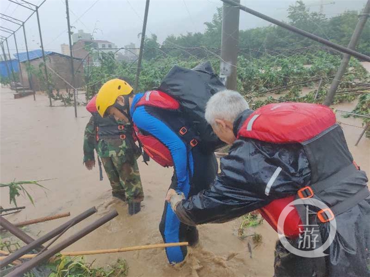 开州暴雨中4人被困，消防员组成人墙救援：ag九游会(图2)