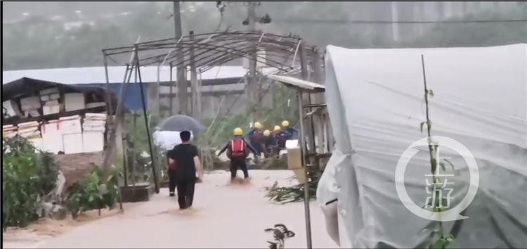 开州暴雨中4人被困，消防员组成人墙救援：ag九游会(图3)