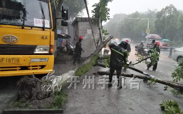 暴雨中的开州城，感谢这群默默守护我们的人！‘泛亚电竞’(图3)