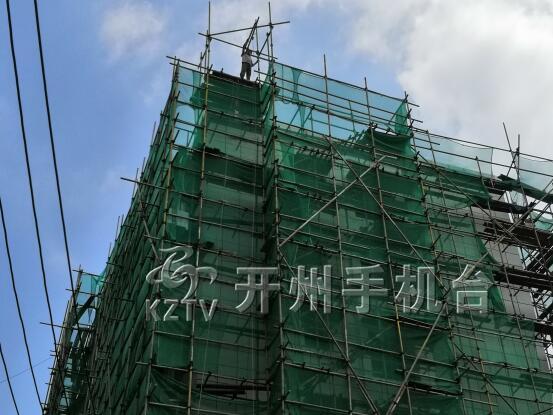 【kaiyun官方网站】惊险！开州一建筑工地工人高空作业，被紧急叫停！(图1)