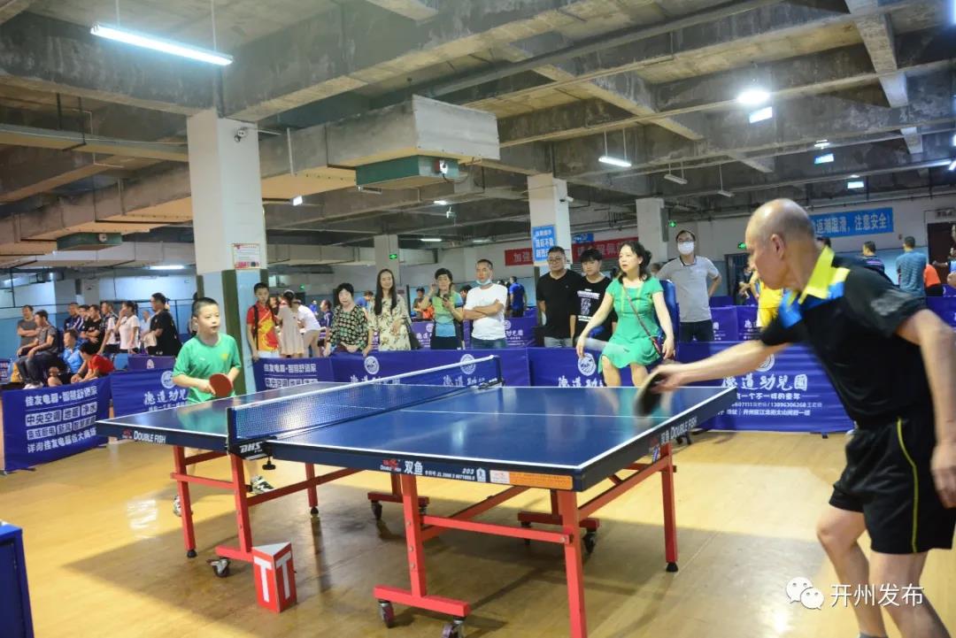 开州体育馆好热闹！近100位乒乓球爱好者展开了一场乒乓球大战！|best365官网登录入口(图3)
