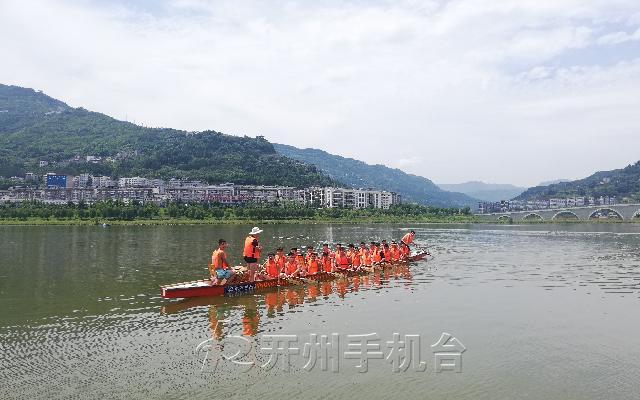 ‘泛亚电竞官方入口’平均年龄18岁！开州这支学生龙舟队来了！(图5)