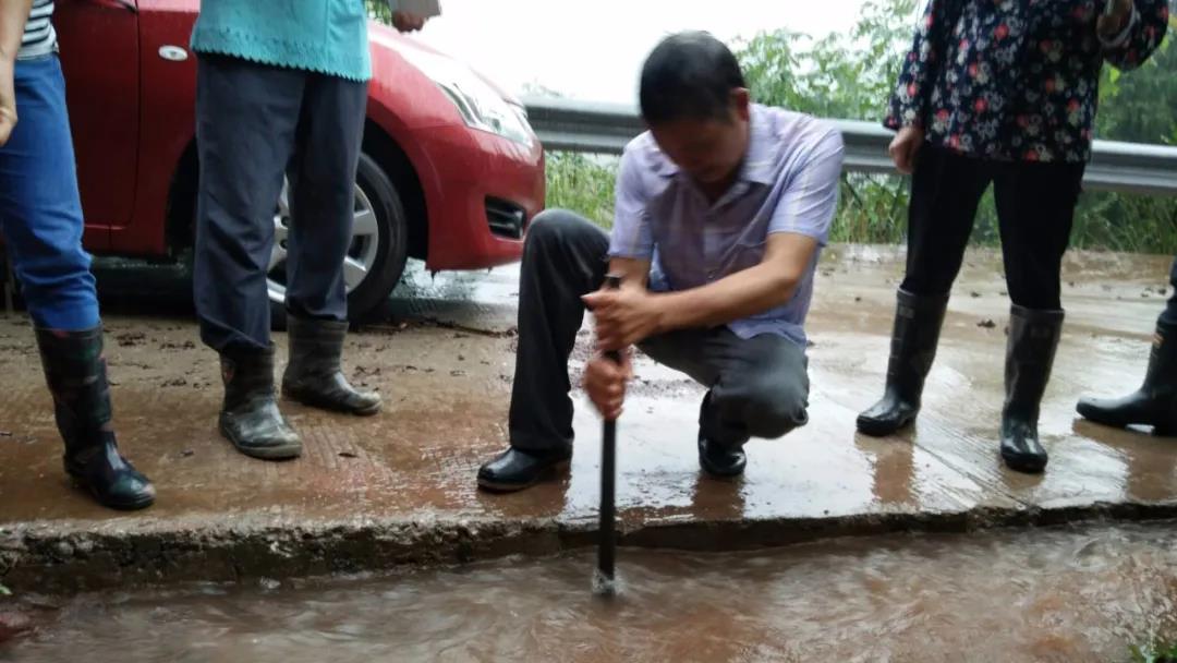 暴雨突袭开州！这群人却一直在路上！：ag九游会官网登录(图11)