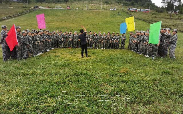 半岛官方下载地址-场面壮观！开州100人一起参加素质拓展训练(图2)