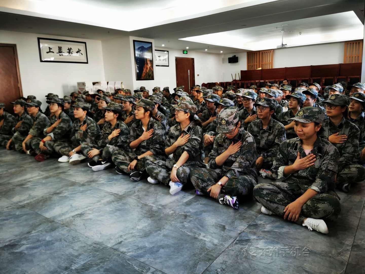 半岛官方下载地址-场面壮观！开州100人一起参加素质拓展训练(图3)