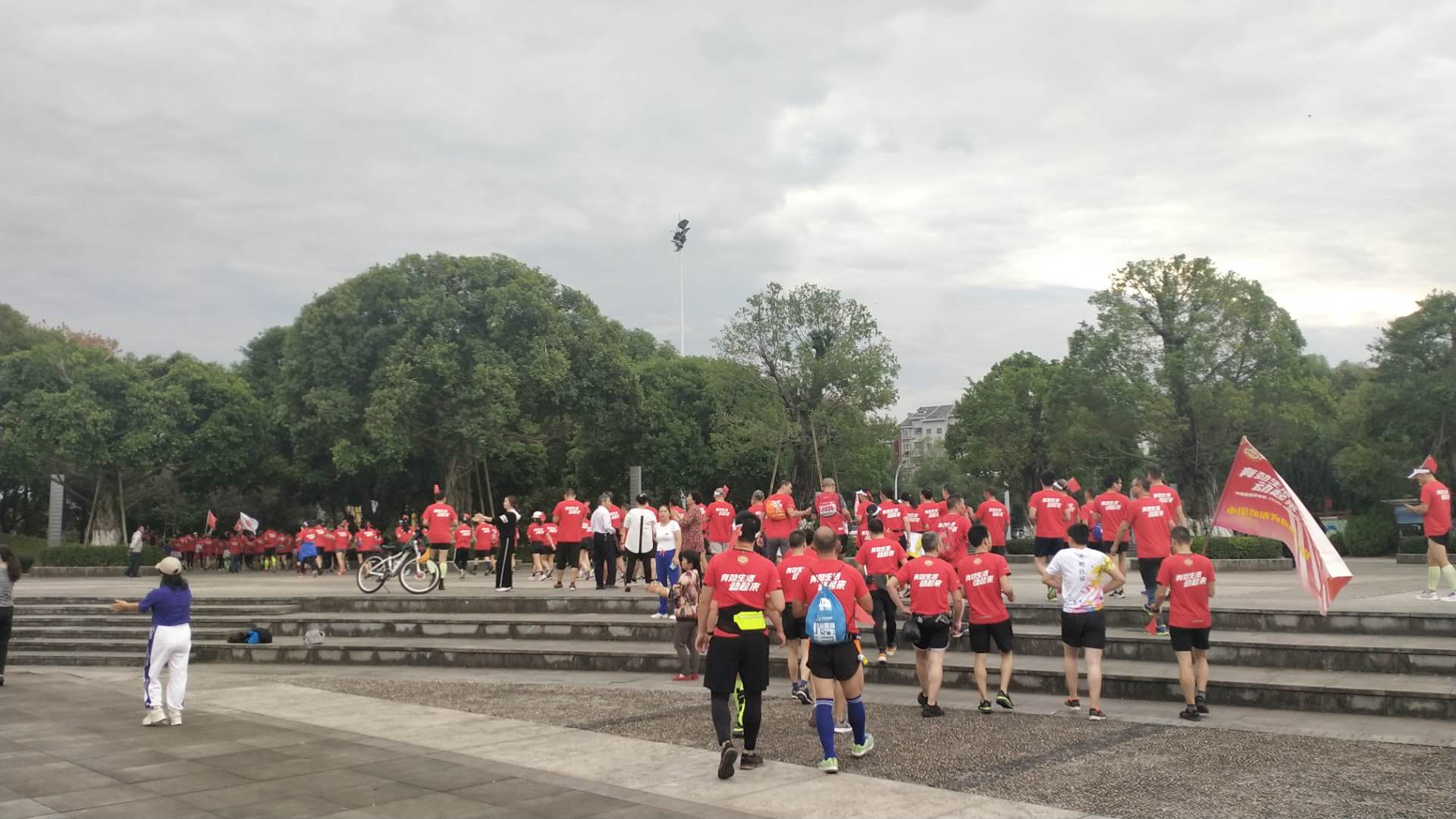 开州首站出发！第四届“环重庆”城市马拉松接力赛今早正式开跑！：澳门人威尼斯官网(图9)