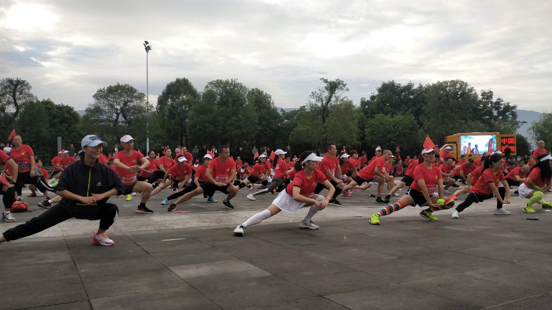 “泛亚电竞官方入口”开州首站出发！第四届“环重庆”城市马拉松接力赛今早正式开跑！(图7)