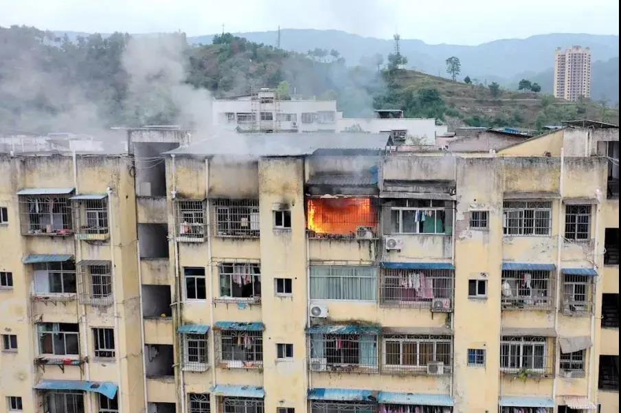 “澳门新莆京游戏app”开州区一居民楼顶突发大火，火势汹涌，伴有重物坍塌声，情况
