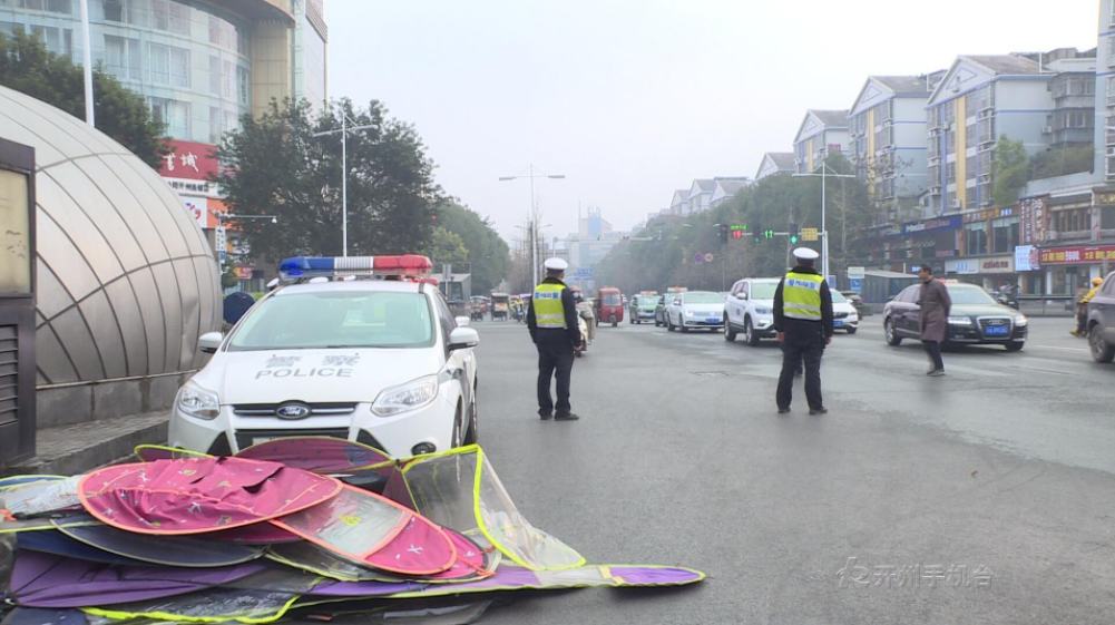 ‘半岛官网App下载’电动车加装雨棚不安全还违法，开州交警见一个拆一个(图8)