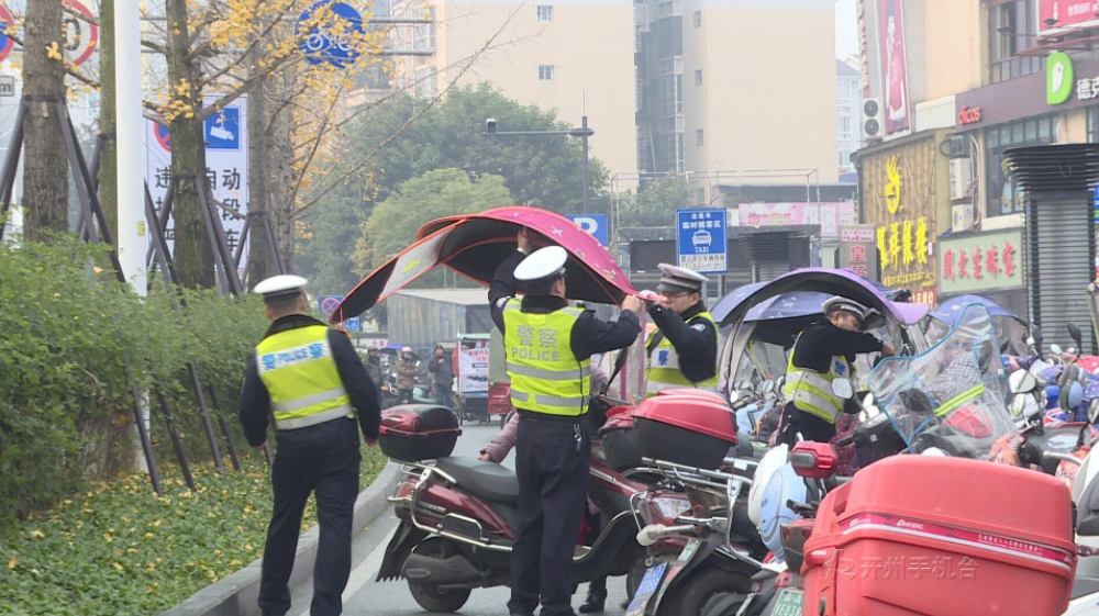 电动车加装雨棚不安全还违法，开州交警见一个拆一个【bat365官方网站】(图6)