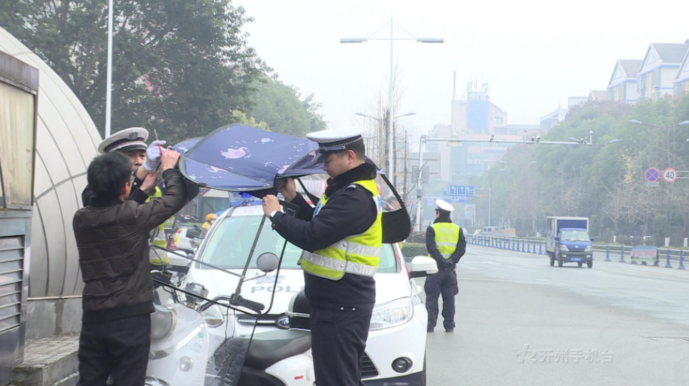 ‘半岛官网App下载’电动车加装雨棚不安全还违法，开州交警见一个拆一个(图5)